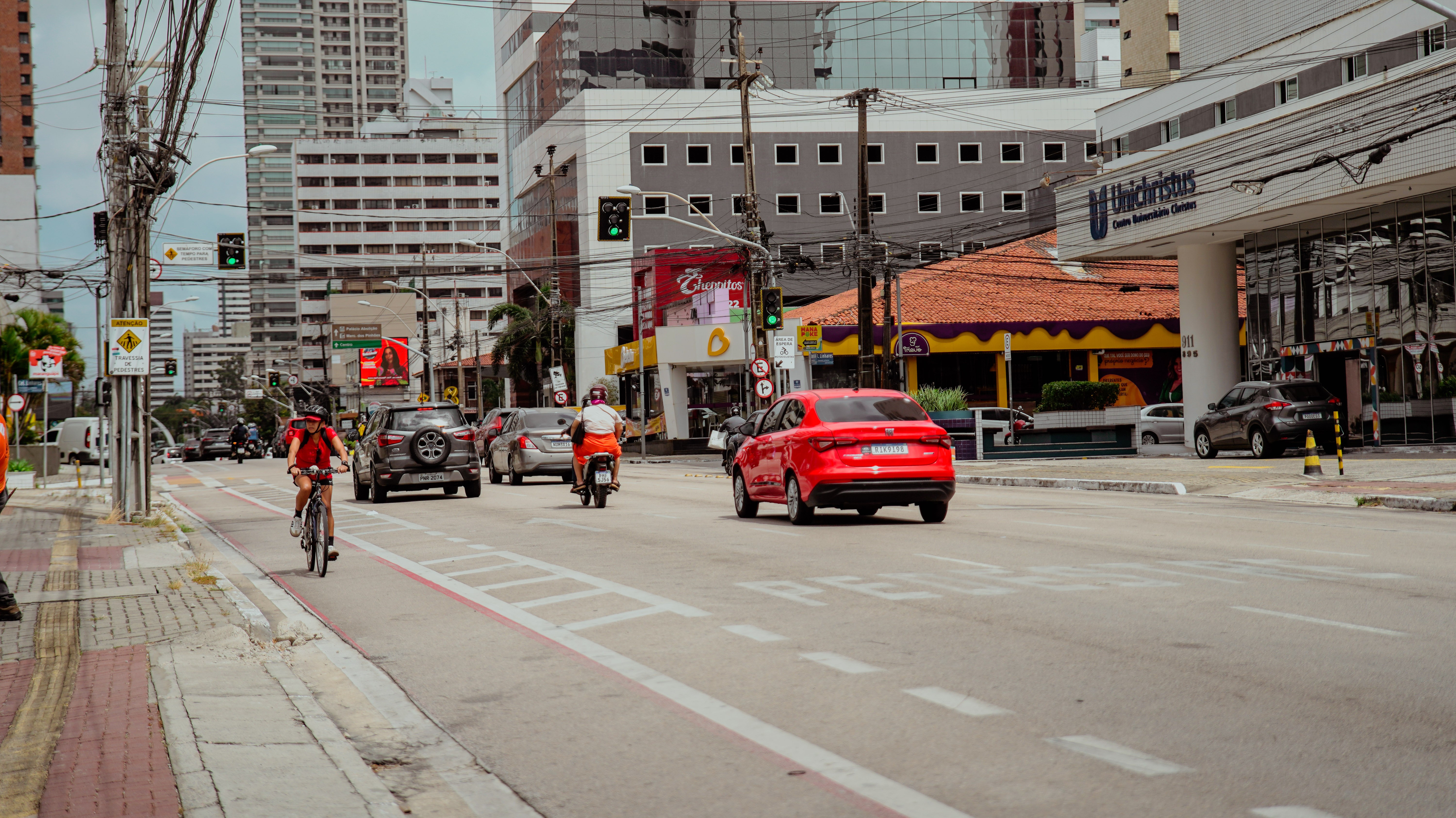 imagem mostra a esquina das avenidas dom luís com virgílio távora